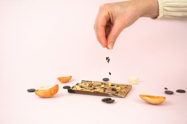 Domácí čokoládu ozdobíte i bez cukrových posypů. Stačí si vzít na pomoc lyofilizované ovoce!