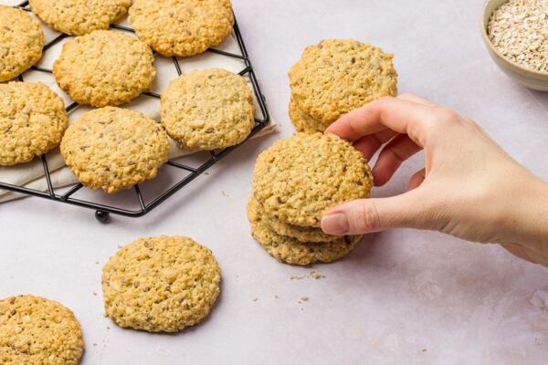 Sušenky z ovesných vloček nechte pořádně vychladnout