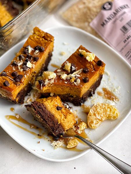 Hotový cheesecake po vychlyadnutí ozdobte pecičkami čokolády.