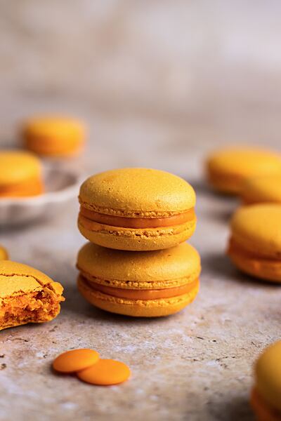 Pomerančové makronky naskládané na sobě