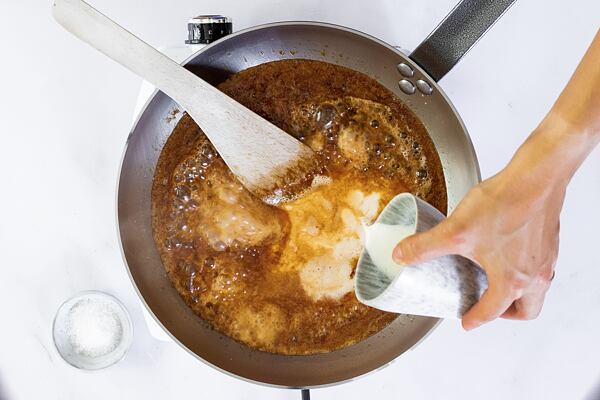 Jakmile se máslo rozpustí, přilijte smetanu.