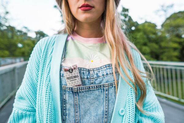 Holka s tyčinkou čokomeruňka