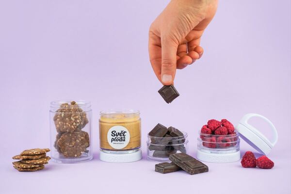 Sváčonosič vám pomůže s dávkováním. Rychle do něj svačinu nasypete a běžíte.