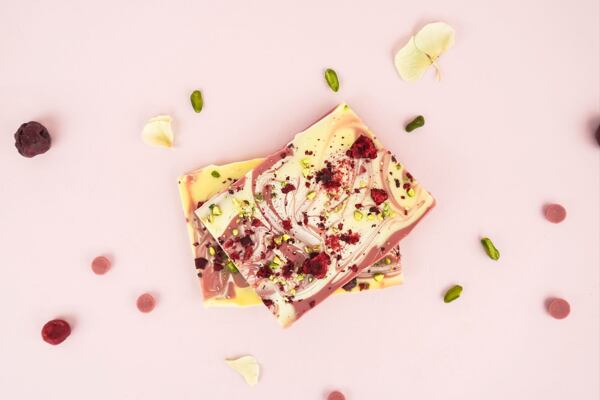 Bílá čokoláda, maliny a pistácie. Umíte si představit lepší kombo?