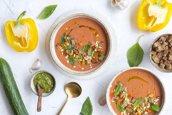 gazpacho s bazalkovým pestem