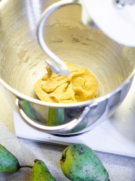 Na těsto na pekanový koláč použijte hnětač. Budete mít rychleji hotovo. 