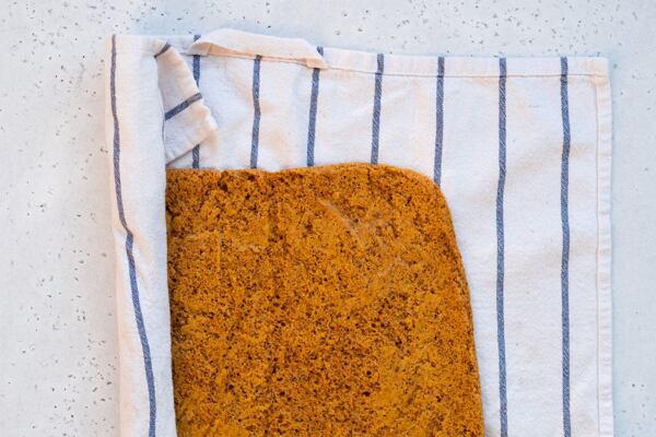 Ještě teplý piškot zarolujte pomocí utěrky a roládu takto nechejte zchládnout.