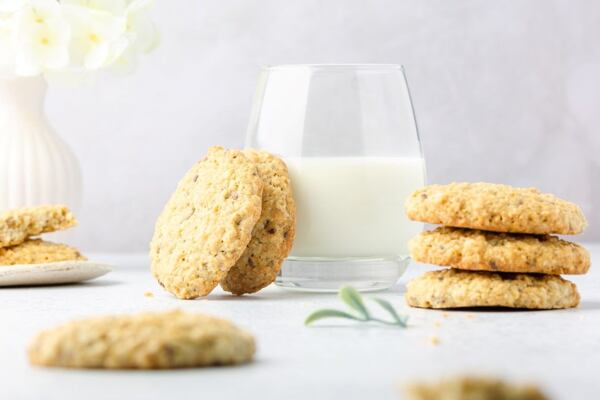 Ovesné sušenky a mléko. Umíte si představit lepší svačinu?