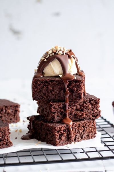 Browenies z červené řepy si skvěle rozumí i s oříšky nebo lyofilizovaným ovocem.