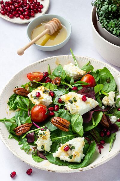 Díky ořechům a sýry salát hezky zasytí.