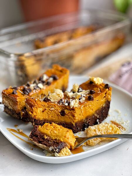 Dýňový cheesecake má díky mandarinkám svěží ovocnou chuť.