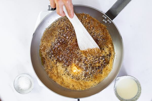 Míchejte na nižším plameni dohladka.