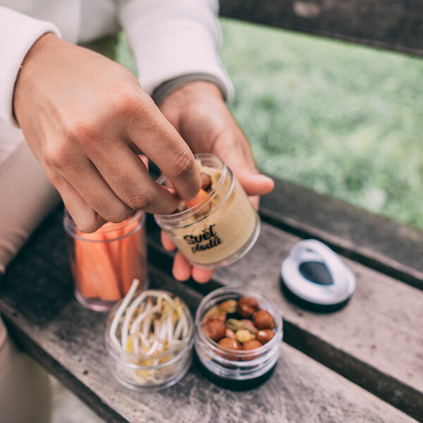 Sváčonosič s hummusem, mrkví a lískovými ořechy.