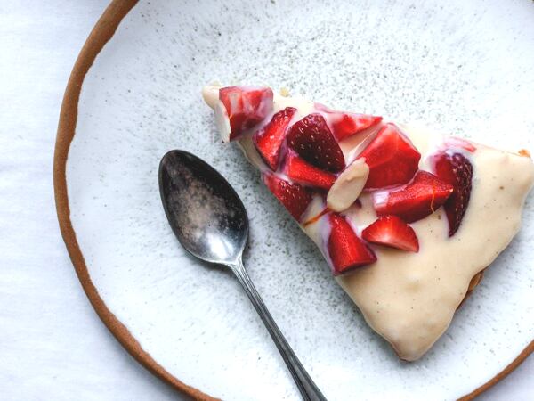 Mandlový koláč s vanilkovým pudinkem a jahodami