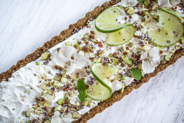 Limetky stačí nakrájet na tenké plátky a zatočit. 