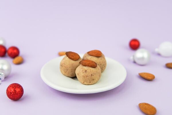 Kaštanové kuličky ozdobte nahoře mandlí nebo čokoládou.