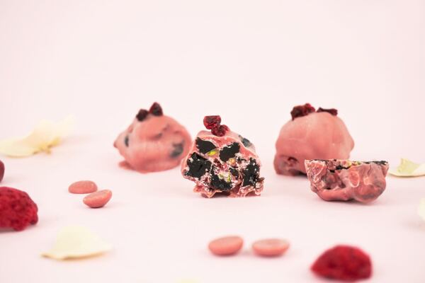 Ruby čokoláda je perfektní v kombinaci s pistáciemi a lyofilizovaným granátovým jablkem.