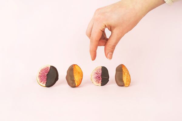 Jednoduchým namáčením mrazem sušeného ovoce do čokolády docílíte efektních výsledků!