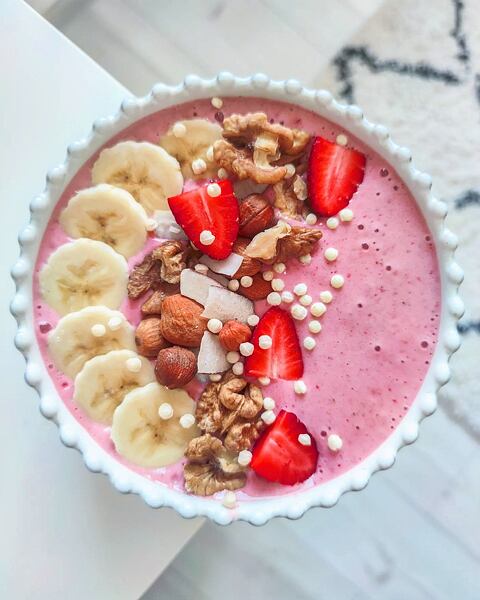 jahodové smoothie bowl