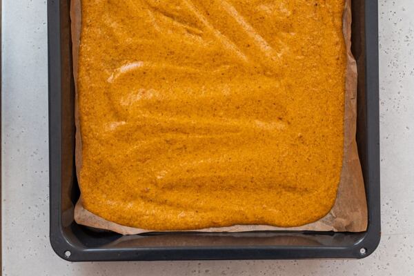 Těsto rovnoměrně rozetřete na plechu a vložte do trouby.