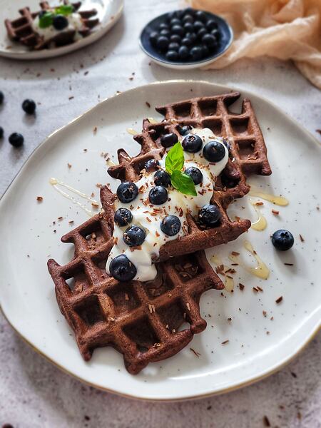 Borůvky a jogurt jsou k vaflím perfektní kombo.