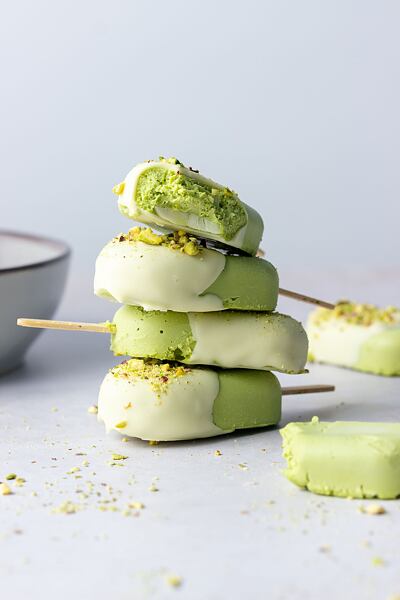 Hotové nanuky namočte v čokoládě a posypte kousky pistácií.