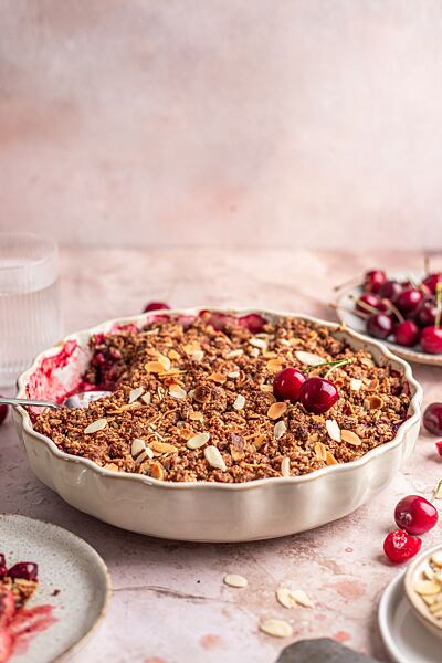 Crumble můžete připravit nejen z třešní, ale jakéhokoliv sezónního ovoce