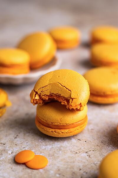 Správné makronky jsou na povrchu tvrdé a uvnitř krásně vláčné.