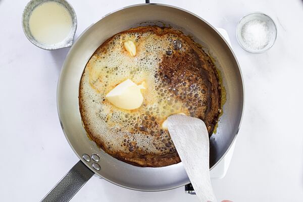 Do rozpuštěného cukru vmíchejte máslo.