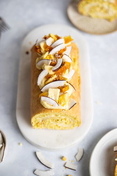 Roládu ozdobte kousky manga a kokosu.