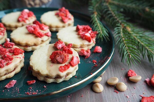 Arašídová kolečka s jahodami - vánoční cukroví.
