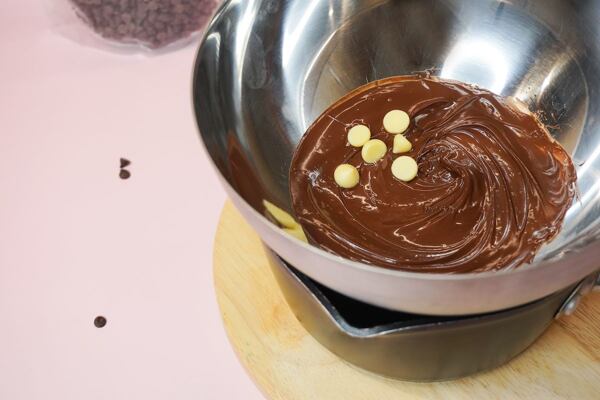 Až je čokoláda roztopená, můžete přidat pecičky kakaového másla.