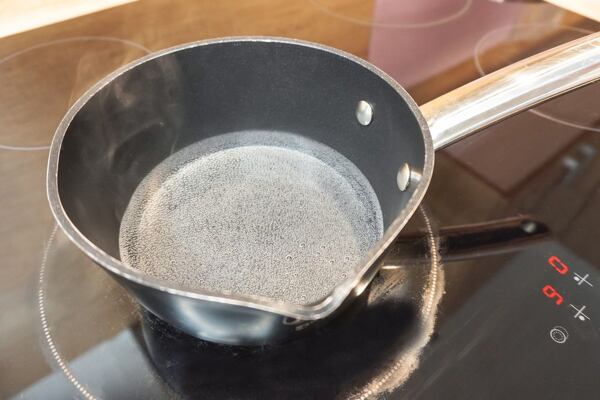 Vodu v hrnci zahřejte na teplotu okolo 45 °C 