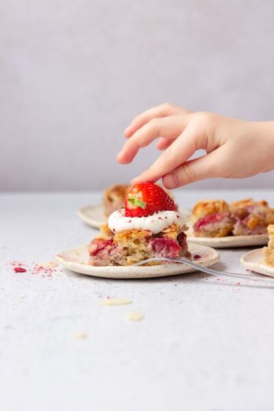 Bublaninu ozdobte šlehačkou či tvarohem a čerstvou jahodou.