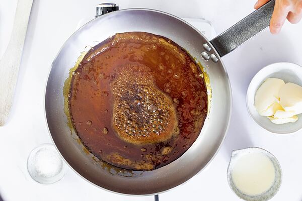 Nechte cukr rozpustit.