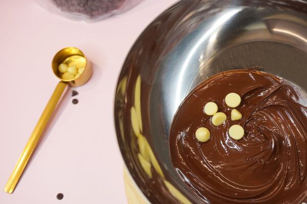 Pro naředění čokolády je nejlepší přidat kakaové máslo. Jak rozpustit čokoládu