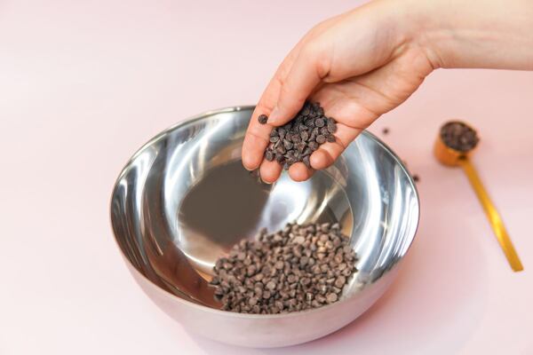 Do skleněné nebo nerezové mísy vsypte čokoládové pecičky.