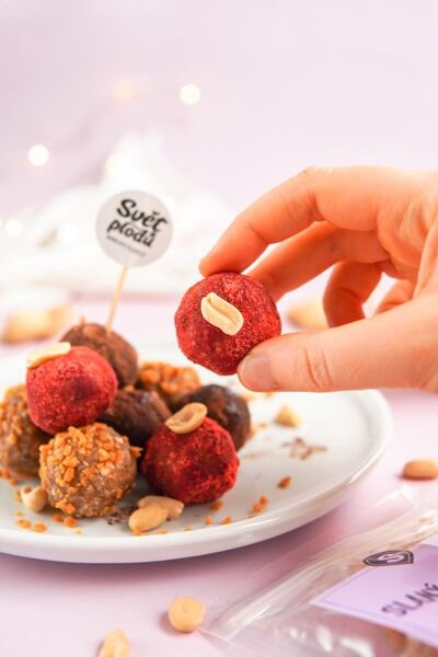 Každou kuličku ještě dozdobte polovinou arašídu pro to správné křupnutí!