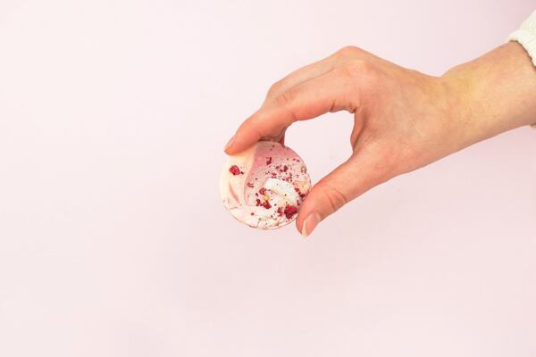 Tvar domácí čokolády je úplně na vás. Budou to kolečka, nebo romantická srdíčka?