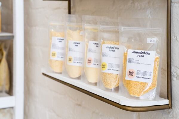 A revizí prošly i etikety.