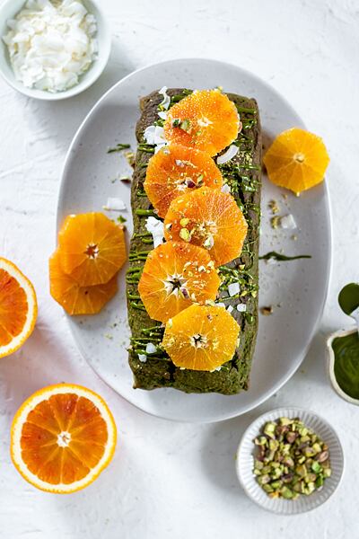 Před podáváník ozdobte chlebíček pistáciovým máslem a plátky pomerančů.