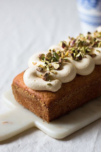 Vlnky z krému snadno vytvoříte s pomocí cukrářského kornoutu.