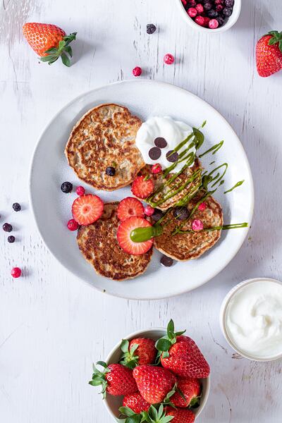 Na banánových lívancích si pochutnají velcí i malí. Na talíři je doplňte jogurtem, ovocem a oříškovým máslem.