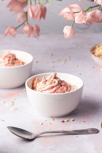 Po vytažení z mrazáku jogurt ještě jednou rozmixujte a ihned podávejte.