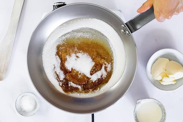 Do rozehřáté pánve nasypte cukr krystal. Nemíchejte.