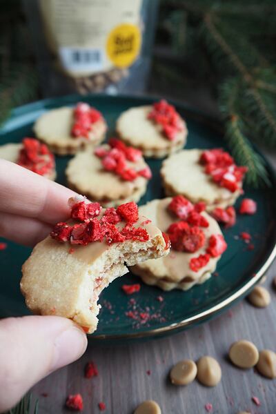 Arašídová kolečka s jahodami - vánoční cukroví.