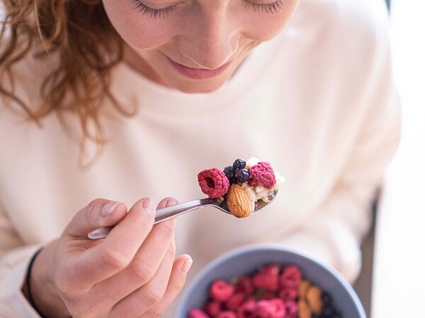 Zdravá snídaně: ořechy a lyofilizované ovoce