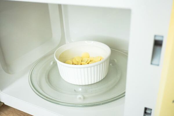 Čokoládu v mikrovlnce rozpouštějte v misce vhodné do mikrovlnné trouby.