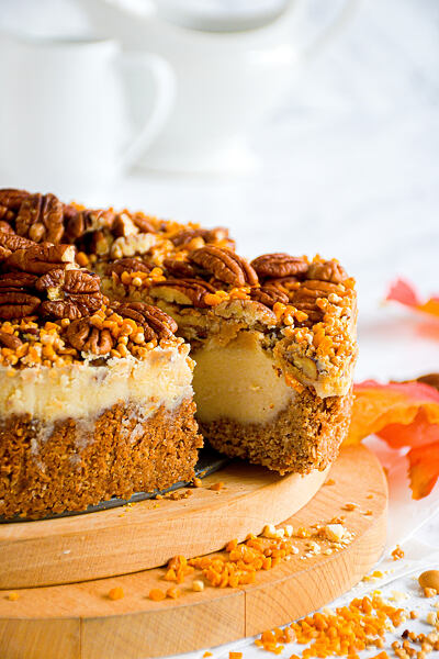 Korpus cheesecaku je dobré vtlačit u okrajů výše než ve zbytku formy. 