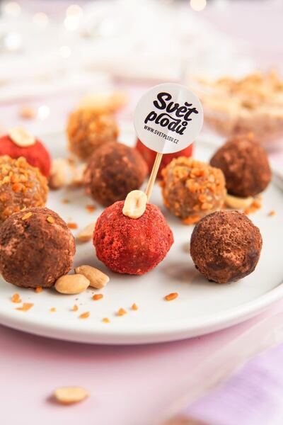 Kuličky můžete obalit v různobarevných lyofilizovaných prášcích nebo třeba kakau.